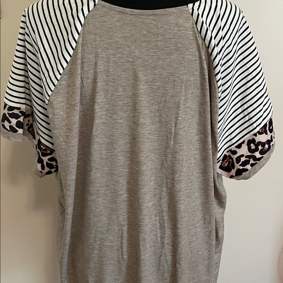 💥Women’s Plus Size 4X Leopard and Stripes Top💥 - Picture 2 of 2